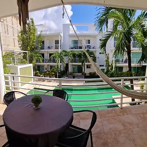 Poolside Tranquil In Apartamento